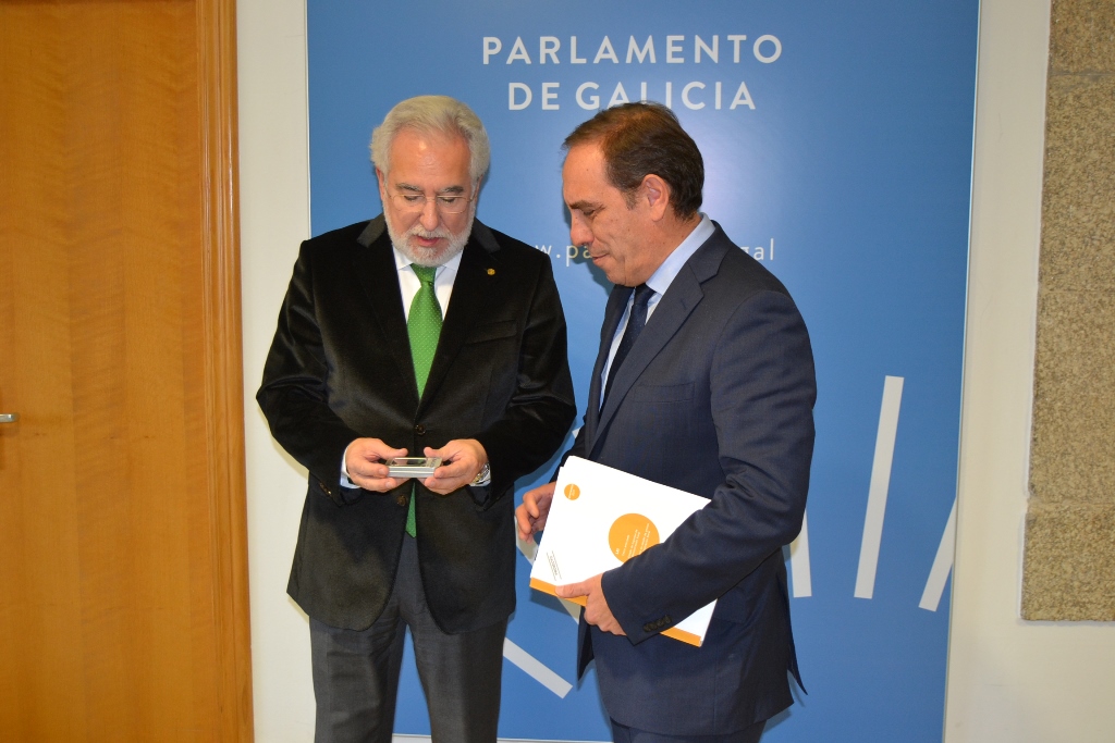 O conselleiro de Facenda entrega ao presidente do Parlamento o proxecto de lei de orzamentos da Comunidade Autónoma para 2017